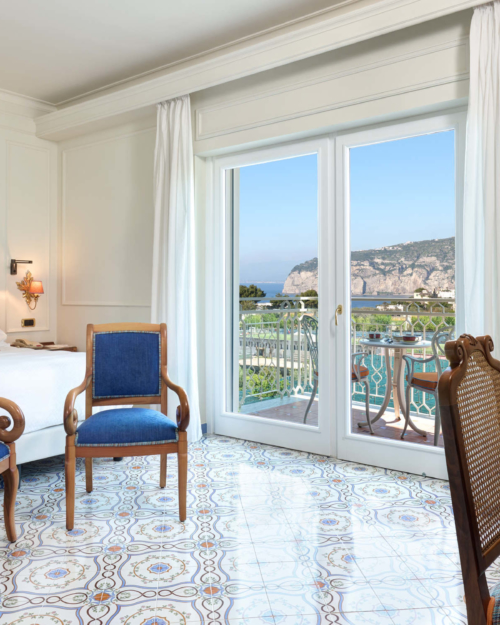 Deluxe Room lateral sea view