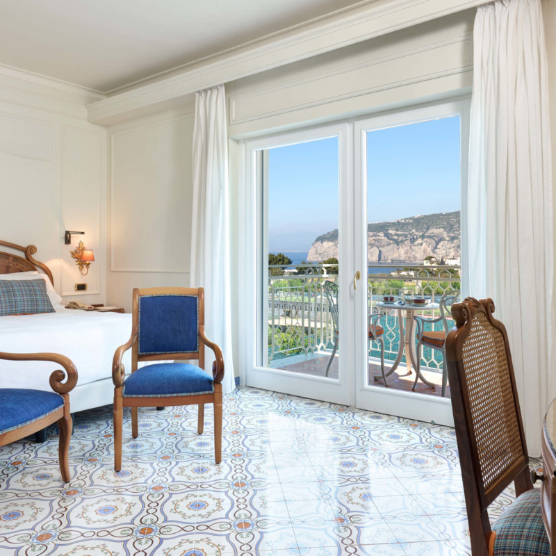 Deluxe Room lateral sea view
