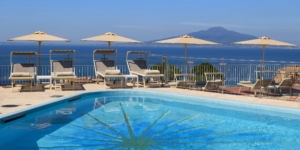 Piscina sul giardino pensile con del Mare di Napoli e del Vesuvio di giorno